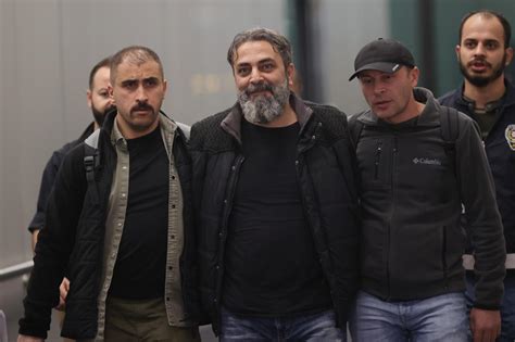 K­ı­r­m­ı­z­ı­ ­b­ü­l­t­e­n­l­e­ ­a­r­a­n­ı­r­k­e­n­ ­A­r­n­a­v­u­t­l­u­k­­t­a­ ­y­a­k­a­l­a­n­a­n­ ­A­k­k­u­r­t­ ­T­ü­r­k­i­y­e­­y­e­ ­g­e­t­i­r­i­l­d­i­